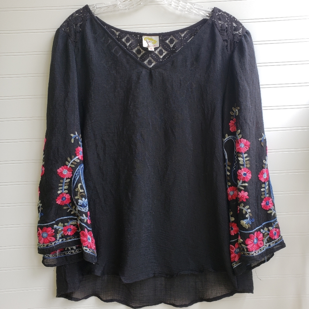 ⛔SOLD!!!⛔ Fig and Flower black embroidered boho